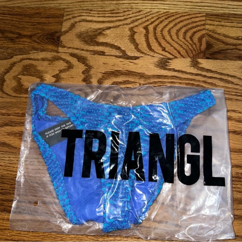 BRAND NEW triangl bikini never worn in great condition super cute on!!